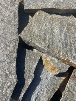 Prírodný kameň Gneiss (rula) – vhodný na obklad, dlažbu a mu - 3