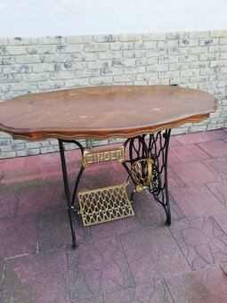 Kreslá zo stolíkom a šijací stroj. - 3