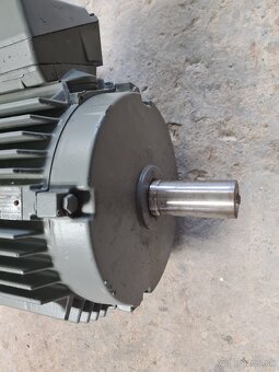 Predám nepoužitý pätkový el.motor 3kW 715ot - 3