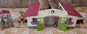 Schleich 42344 Stajňa s koňmi a príslušenstvom - 3