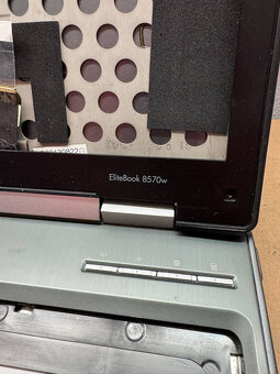 Predám pokazený notebook na náhradné diely zn.HP 8570w - 3