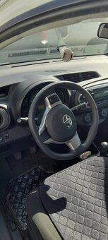 Predam kvalitnu zachovalu bielu Toyotu Yaris 1,0. - 3