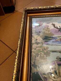 Starožitný vyšívaný obraz jeleňa - 3