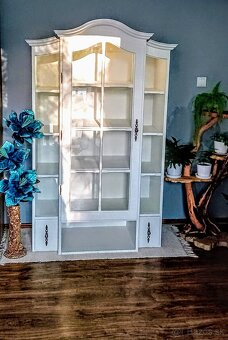 Skrinka/ vitrína - 3