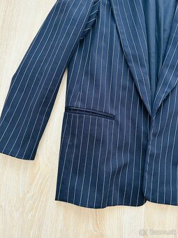 KRÁSNY SUKŇOVÝ KOSTÝM značky RESERVED - 3