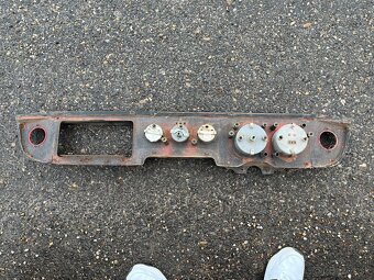 Škoda 110R - palubovka - 3