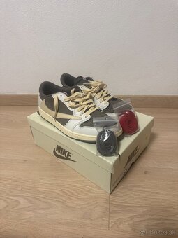 Jordan 1 x Travis Scott - 3