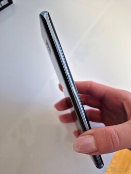 Predám Samsung Galaxy S8 čierny s ochranným krytom - 3