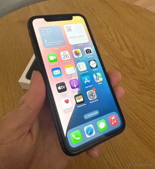 iPhone 11 - Čierny / 64 GB - 3