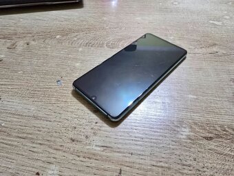 Huawei P30 128gb s krasnym super amoled displejom vdaka comu - 3