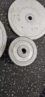 Posilňovacie závažia – kotúče (spolu 47,5 kg)
- 3