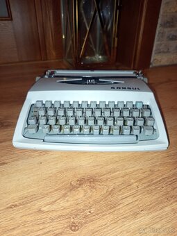 Kufríkový písací stroj Consul - 3