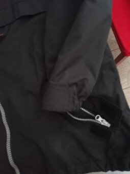 Čierna prechodná bunda s kapucňou - 3