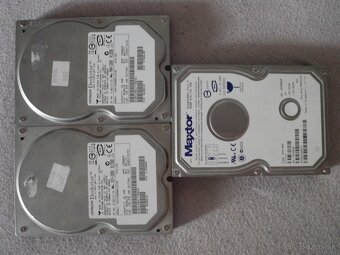 Staré pevné disky IDE/SATA - 3