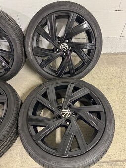 225/40R18 - 3