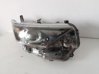 svetlo PP , Toyota Auris ii 2015-2018 8111002K30 300€ - 3