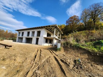 vila 510 m2 + 30 m2 terasa, pozemok 2.531 m2 ,Mikušovce. - 3
