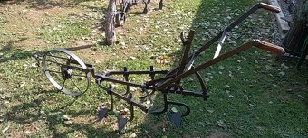 Starý kovový pluh 2 - 3