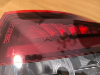 Predám zadné pravé svetlo Octavia 3 combi - 3