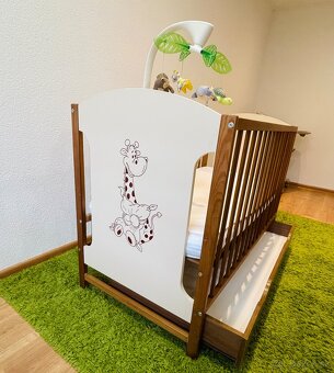 Výbava pre bábätko postieľka, jedálenská stolič, kolíska atď - 3
