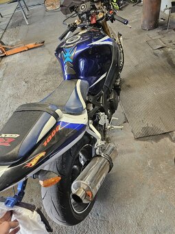 Suzuki GSX-R 1000 K4 - 3