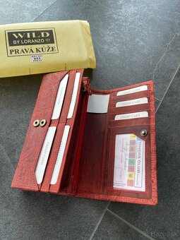 Dámska kožená peňaženka, s ornamentom v červenej farbe. - 3