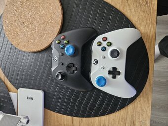 Xbox One S 500GB + 2 ovladače a 3 hry - 3