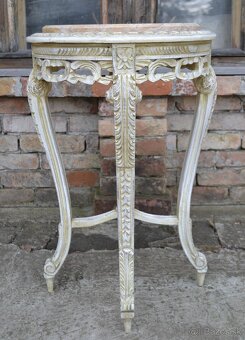 Stolík s patinou - 3