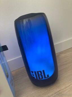 Nový JBL PULSE 5 - 3