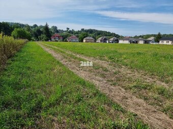 Priestranný stavebný pozemok 773 m² v obci Svinica, Košice - - 3