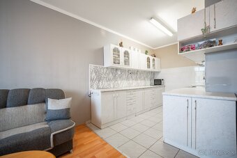 PREDAJ 1,5 izbový: pražský typ bytu s loggiou - 3