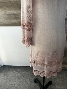 Krajkové šaty veľkosť M a topánky - 3