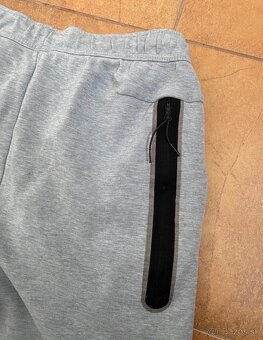 Šedé tepláky značky Nike Tech Fleece - 3