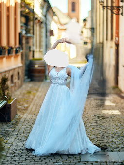 Trblietavé svadobné šaty - 3