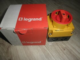 3 fázové vypínače Legrand 3P+N  s uzamykaním - 3