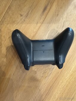 Xbox one x + 2 ovládače - 3
