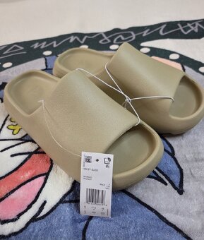 Yeezy slides - 3