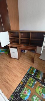 Písací stôl a skrinka na stenu. - 3