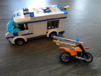 LEGO Policajné auto – „Preprava väzňa" - 3