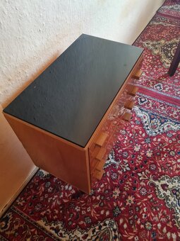Šatníkové skrine, stolíky, posteľ - 3
