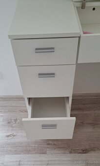 Kozmetický toaletný stolík - 3