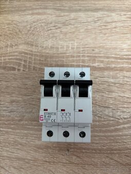 Istič 3-pólový 400V 50/60Hz 10kA - 3
