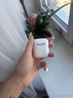 AirPods 2. generácie – jedno slúchadlo hrá slabšie, - 3