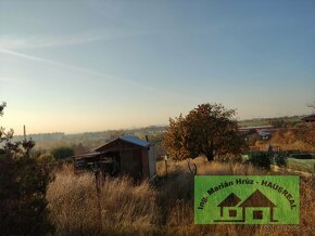 Pozemok o rozlohe 1200m2 s veľmi pekným výhľadom na Levice. - 3