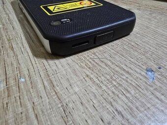 Odolny Caterpillar S61 s termokamerou a laserom v Super stav - 3