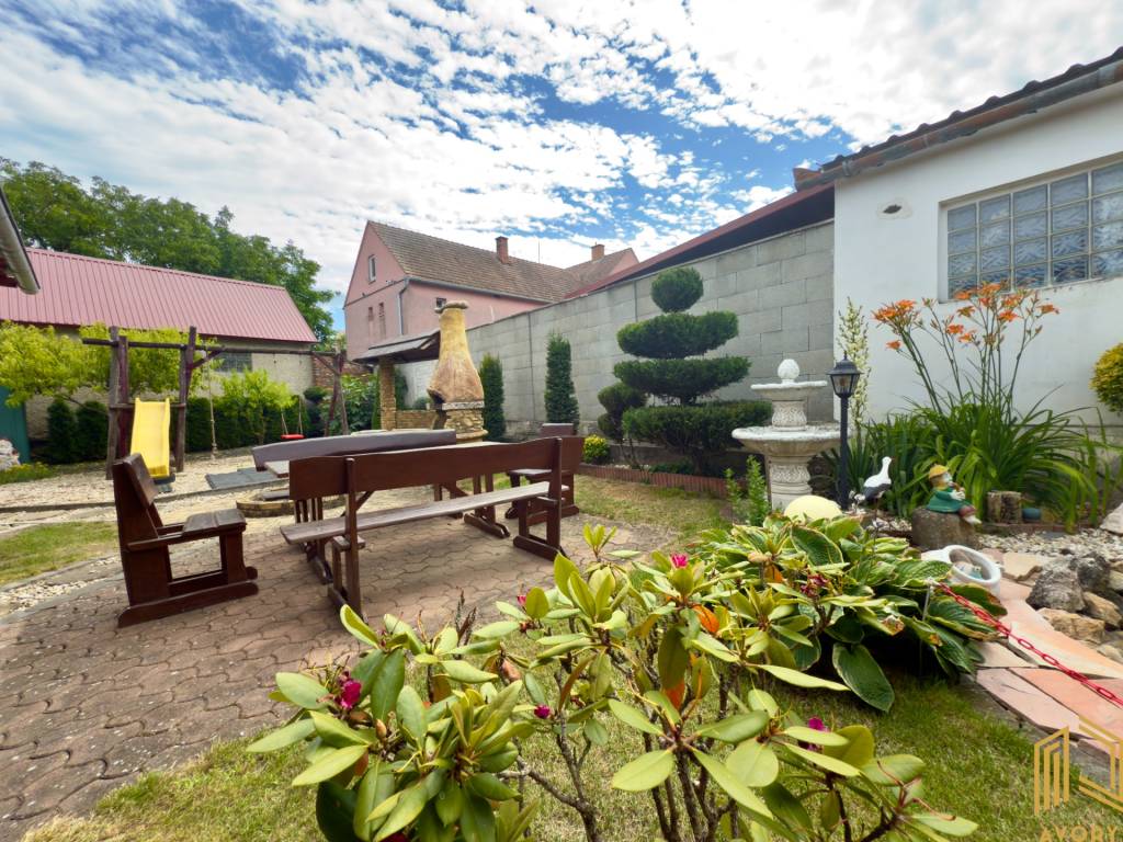 DOM S BYTOM (BÝVALÁ PREDAJŃA), POZEMOK 400m2, KOVÁLOV - 4