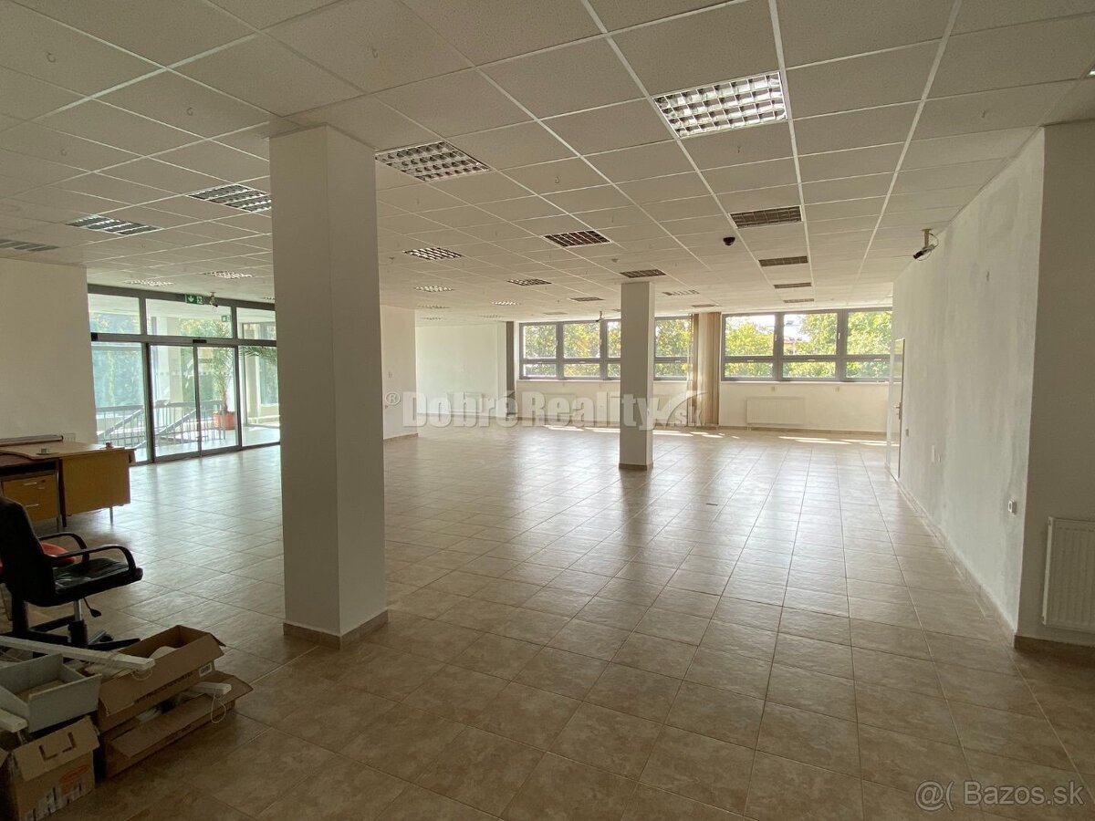 Na prenájom pekný obchodný priestor o rozlohe 250m2 v Rimav - 4