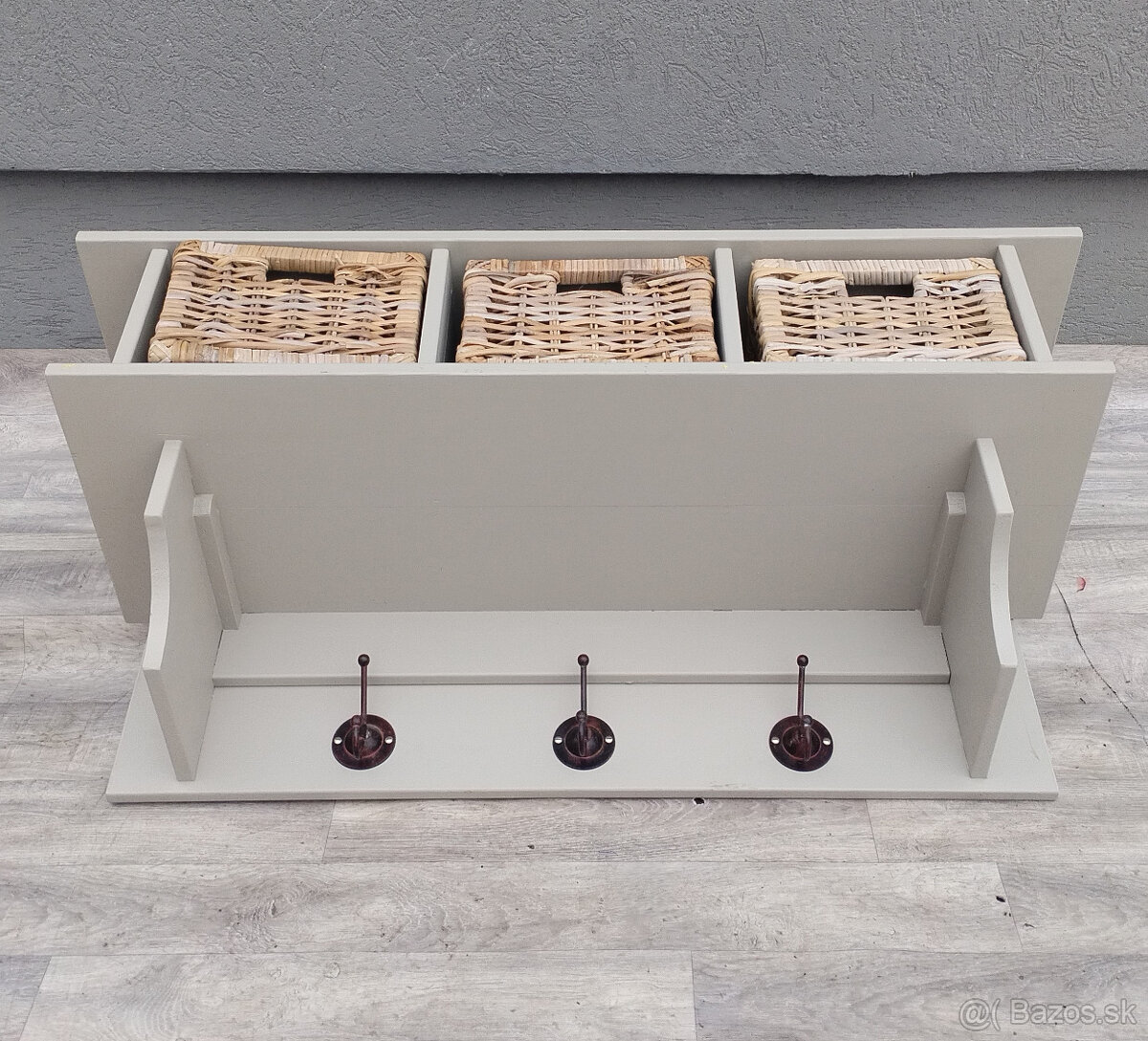 Vešiak závesný s policou a úložnými košíkmi. - 4