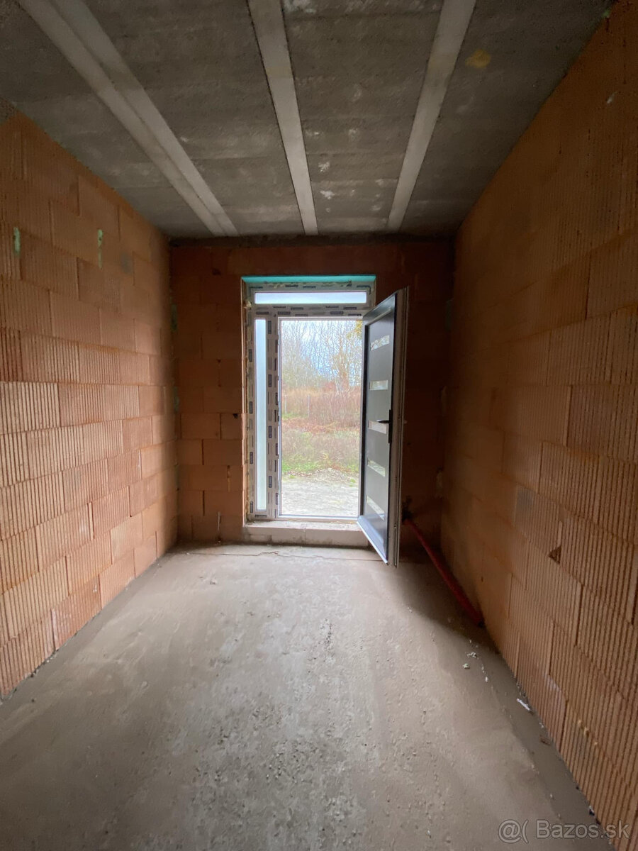 Na predaj 5 izbový rodinný dom v obci Dunajský Klátov s možn - 4