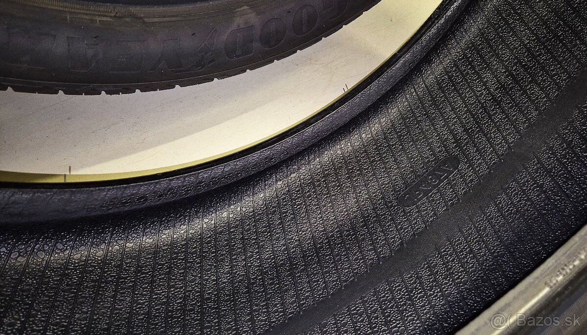 245/40 R20 Goodyear EfficientGrip Performance 2 - 4